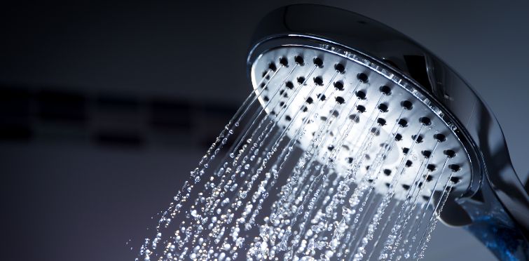 Água do chuveiro não esquenta mais: Principais causas e soluções